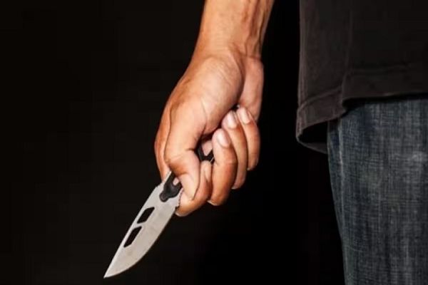 नशेड़ी ने किशोर के पेट पर घोंपा चाकू