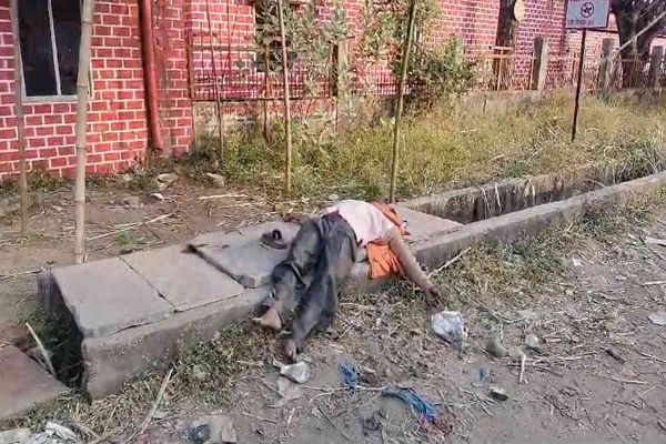 आत्मानंद स्कूल के सामने मिली लाश, इलाके में मचा हड़कंप