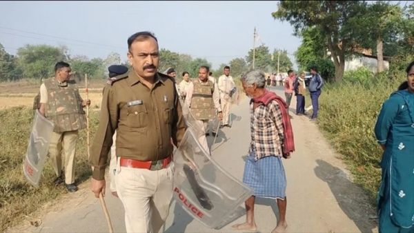 पुलिस छावनी के बीच प्रशासन ने किया अधिग्रहित भूमि पर मार्किंग