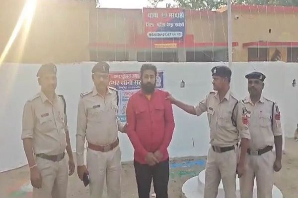 रेलवे में नौकरी लगवाने के नाम पर लाखों ठगी