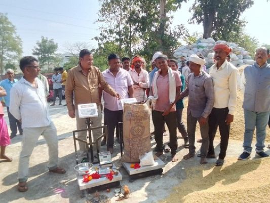 शत-प्रतिशत धान खरीदी केन्द्रों में पारदर्शी एवं सुविधाजनक ढंग से हो रही धान खरीदी