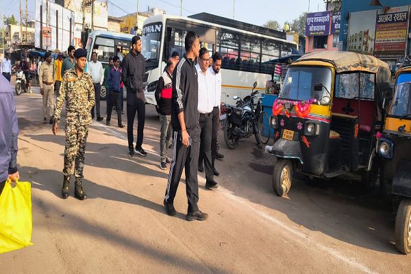 कलेक्टर - एसपी ने सुबह गरियाबंद बस स्टैंड का किया औचक निरीक्षण