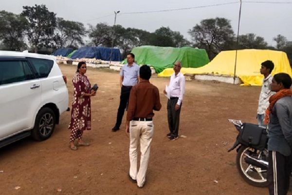 संभाग आयुक्त ने धान खरीदी केन्द्र लाटाबोड़ का किया निरीक्षण