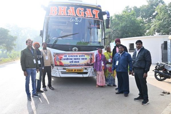श्रद्धालु बस को हरी झंडी दिखाकर किया गया रवाना