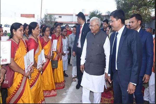 मप्र के राज्यपाल मंगूभाई पटेल ने समूह की दीदियों से चर्चा कर उनके कार्यों को सराहा
