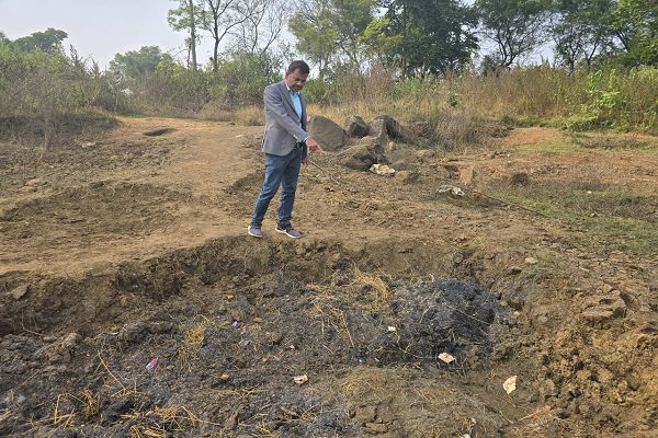 सेंदमुड़ा के अलेक्जेंडर खदान से लगे जमीन में हो रही अवैध खुदाई, मिट्टी धो कर वापस गड्ढे में डाल रहे खननकर्ता