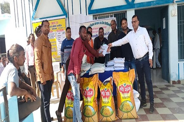 किसानों को अनुदान के तहत किया गया विभिन्न फसलों के बीज का वितरण