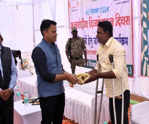 दिव्यांगों को ईश्वर ने दी है अप्रतिम प्रतिभा : कलेक्टर