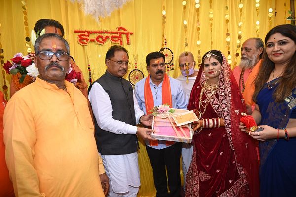  मुख्यमंत्री श्री साय आज वर्मा परिवार के वैवाहिक कार्यक्रम में शामिल हुए