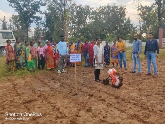 मानवचलित बुवाई यंत्र द्वारा सरसों फसल बुवाई का जीवंत प्रदर्शन