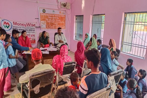 ग्रामीणों को जनसुरक्षा योजना के अंतर्गत योजनाओं की जानकारी दी