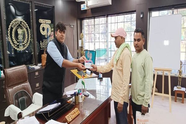 जनदर्शन में दिव्यांग जयसिंह को मिला फ्री बस पास