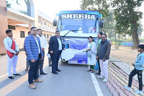  कलेक्टर श्री अग्रवाल ने पीएमईजीपी योजना के तहत श्रीमती शीबा खान को सौपी मिनी बस की चाबी 