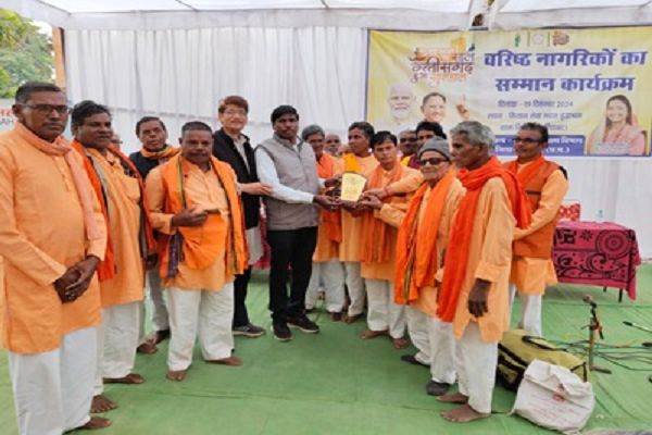 सुशासन के 01 वर्ष छत्तीसगढ़ हुआ खुशहाल के तहत वरिष्ठ नागरिकों का किया गया सम्मान