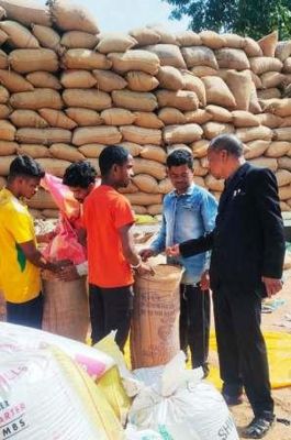  कलेक्टर ने किया धान खरीदी केंद्र गढ़बेंगाल का औचक निरीक्षण