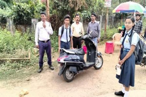 स्कूली छात्रों को सड़क सुरक्षा के प्रति किया जा रहा जागरूक