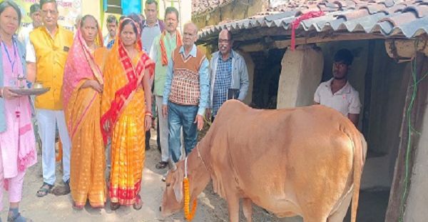 सुशासन का एक साल : गौसेवा से जुड़े दानदाताओं का किया गया सम्मान