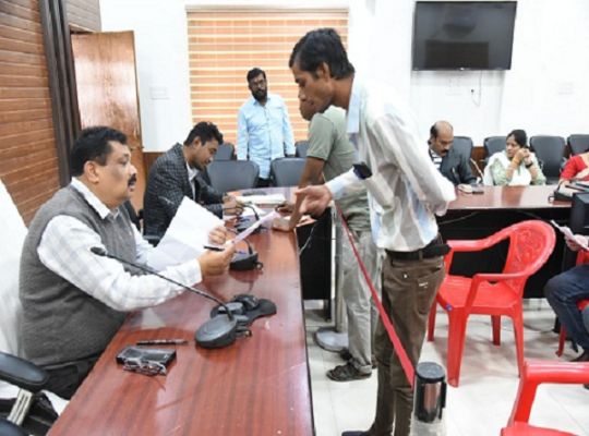 शराब दुकान को अन्यत्र स्थापित करने ग्रामवासियों ने दिया आवेदन