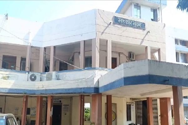 लाखों रुपए की हेरा-फेरी करने वाले सहकारी बैंक के दो कर्मचारी बर्खास्त