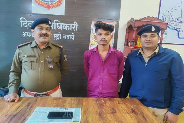 मोबाईल चोरी करने वाला शातिर चोर चढ़ा पुलिस के हत्थे
