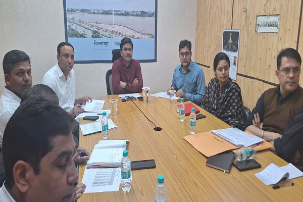 कलेक्टर ने की धान खरीदी की समीक्षा, बेमौसम बारिश से धान को बचाने रहें सतर्क