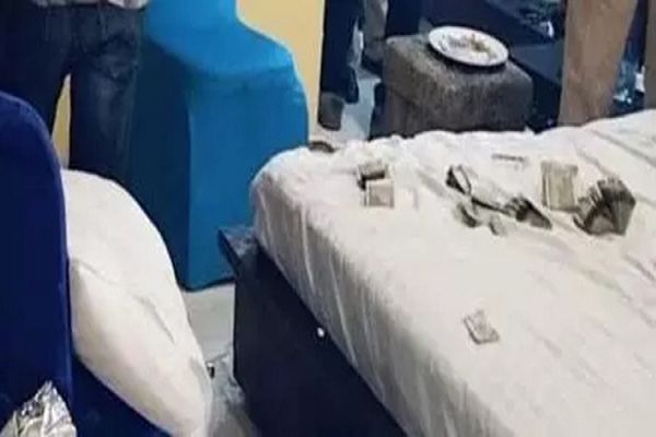 जुआ खेलते 8 लोग गिरफ्तार, मौके पर मिला 2 लाख कैश