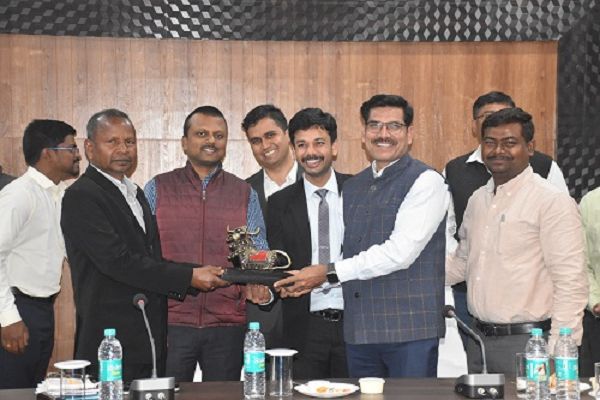 कलेक्टर को दी गई भावभीनी विदाई