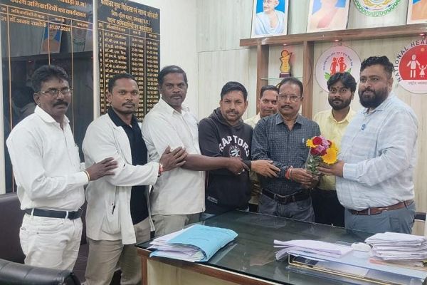 जिला हॉस्पिटल मे नवपदस्थ सिविल सर्जन डॉ अभय प्रताप तोमर को छत्तीसगढ़ प्रदेश स्वास्थ्य कर्मचारी के दंतेवाड़ा जिलाध्यक्ष चंचल एवं उनकी टीम ने पदभार ग्रहण करने पर दी बधाई