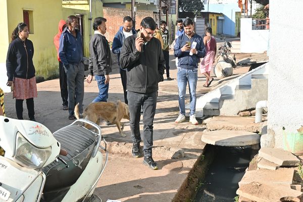  आयुक्त के निरीक्षण के दौरान नाली में कचरा डालते पाया, पहले साफ कराया उसके बाद फाइन लगा।