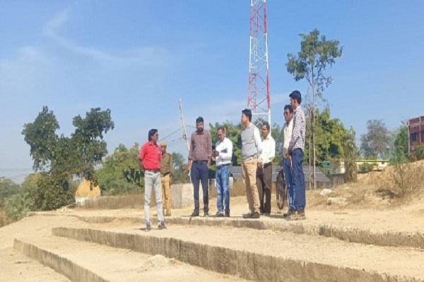 कलेक्टर ने छिंदगांव में मक्का फसल का लिया जायजा