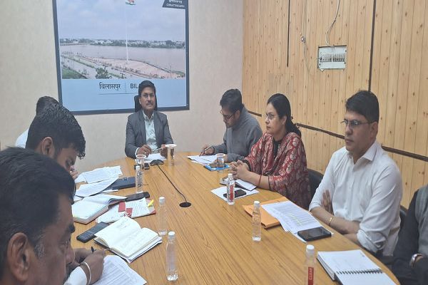 कलेक्टर ने की धान खरीदी की प्रगति की समीक्षा