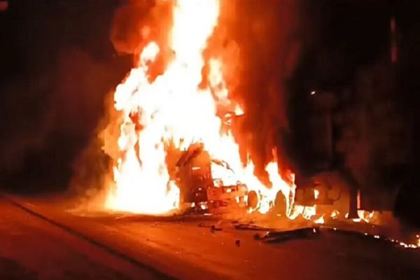  टैंकर और ट्रेलर के बीच जोरदार टक्कर, चालक जिंदा जला