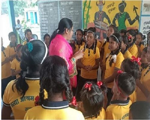 राज्य महिला आयोग सदस्य ने छात्रावासों का किया निरीक्षण