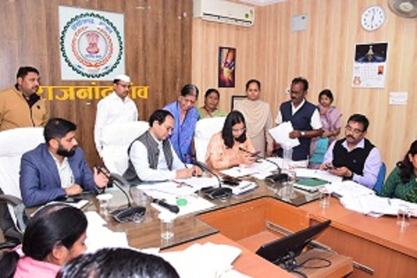 कलेक्टर को जनदर्शन में नागरिकों ने बताई अपनी समस्याएं