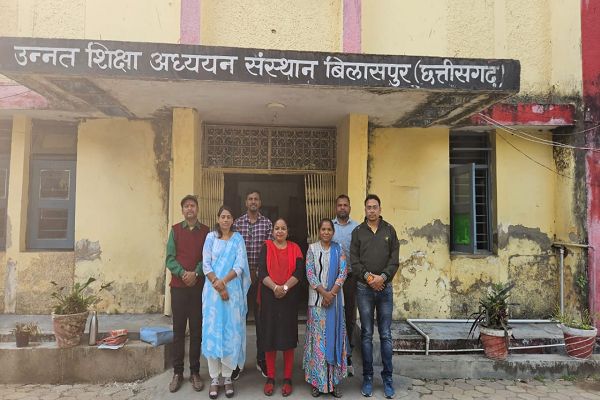 इंग्लिश व्याख्याताओ ने इंस्टिट्यूट ऑफ़ एडवांस स्टडीज इन एजुकेशन