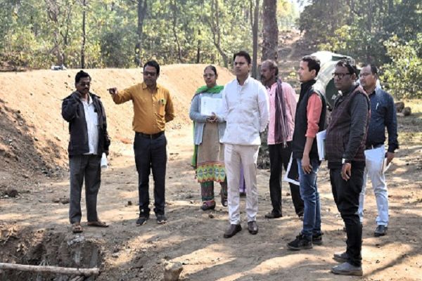  कलेक्टर ने निर्माणाधीन चेकडेम का किया निरीक्षण