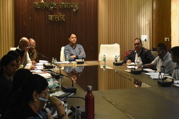 महतारी वंदन योजना के लंबित सभी आवेदनों का निराकरण शीघ्र सुनिश्चित करें : कलेक्टर