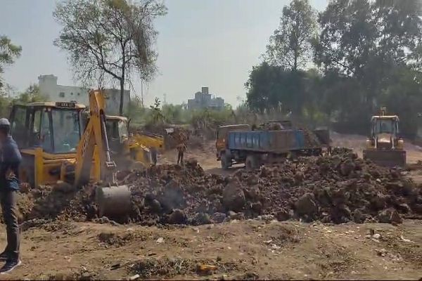 कोनी में तालाब को मूल स्वरूप लाने बड़ी कार्रवाई,निगम ने शुरू की खुदाई