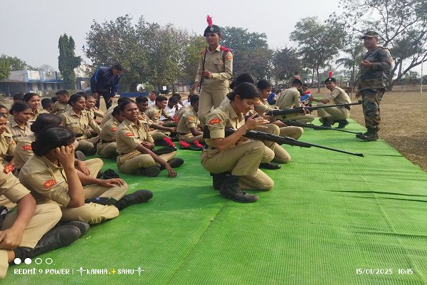  एनसीसी के छात्र सैनिकों को राजिम में दिया गया हथियार प्रशिक्षण।