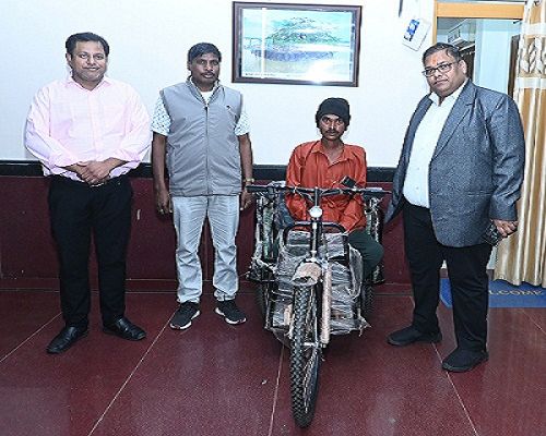 कलेक्टर ने दिव्यांग को प्रदान किया बैटरी चलित ट्राईसिकल