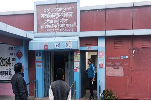 निगम आयुक्त ने यात्री प्रतिक्षालय, सुलभ शौचालय का किया मुआयना