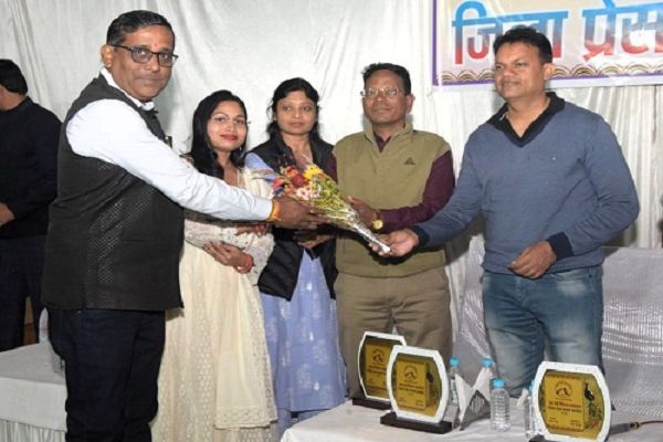 प्रशासन-पत्रकारों के बीच सार्थक संवाद की दिशा में प्रेस क्लब की पहल सराहनीय: कलेक्टर