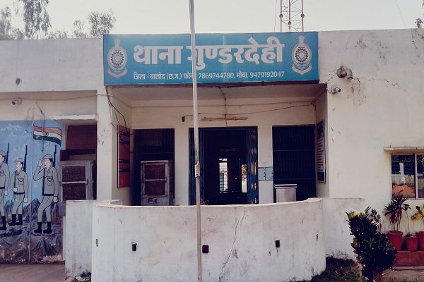 स्कूल से घर जा रही दसवीं कक्षा की नाबालिक छात्रा को युवक ने मारा चाकू