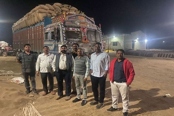 गढ़फुलझर-सराईपाली के बीच 975 कट्टा अवैध धान जब्त