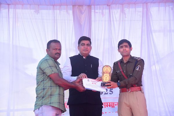 कलेक्टर-एसपी ने उत्कृष्ट कार्य करने वाले वाहन चालकों को किया सम्मानित
