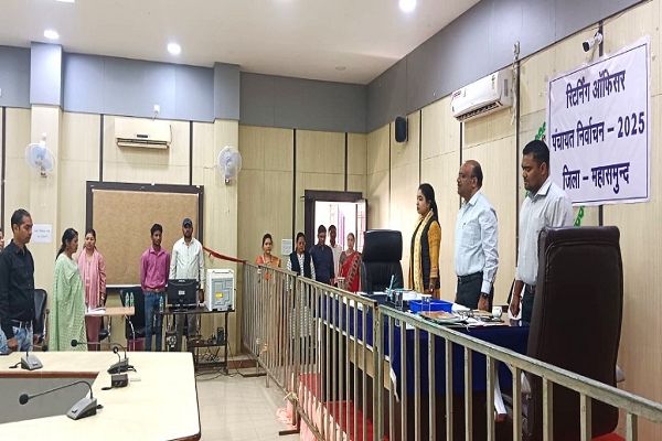 शहीद दिवस पर दो मिनट का मौन धारण कर शहीदों को दी गई श्रद्धांजलि