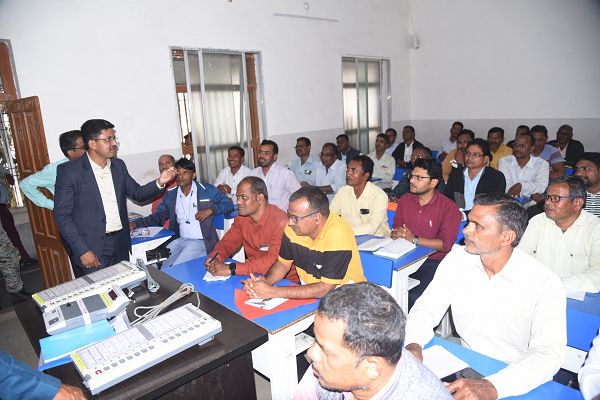 चुनाव कर्मियों के हैण्ड्स ऑन प्रशिक्षण पर दिया जोर