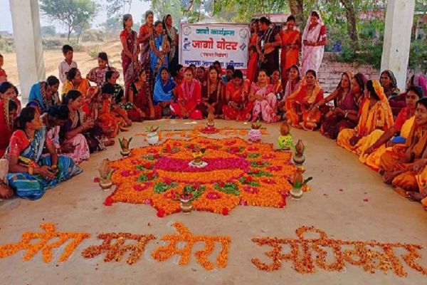 फुलों की रंगोली एवं कलश यात्रा के साथ मोर मतदान-मोर अधिकार जनजागरूकता अभियान चलाया