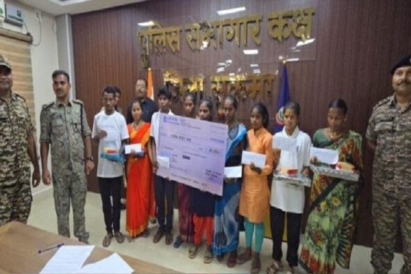 सुकमा में 9 इनामी नक्सलियों ने किया आत्मसमर्पण