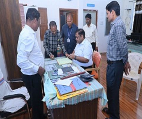 कलेक्टर ने समय पर कार्यालय नहीं पहुंचने पर अधिकारी-कर्मचारियों को थमाया नोटिस